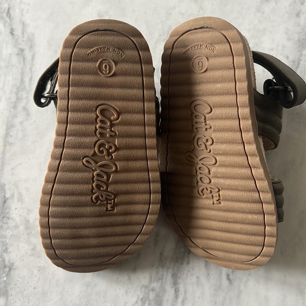 Like new toddler sandals - Picture 4 of 4